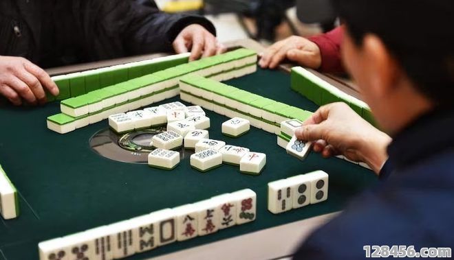 严打网络足球违法吗？深度解析网络足球赌博的法律风险与治理